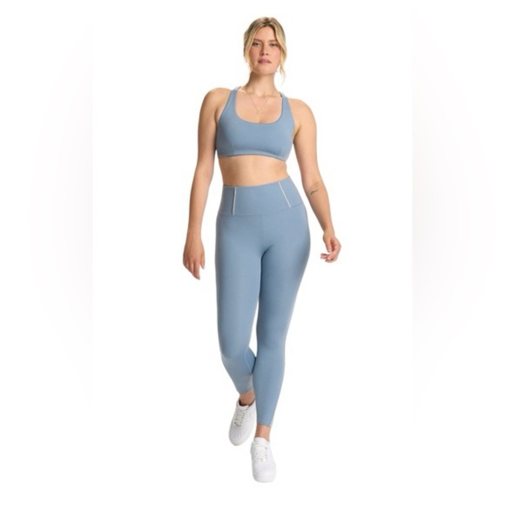 Vuori Evolve legging and sports bra set